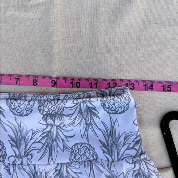 Women’s Love Fitness Pineapple Runners athletic shorts in white and gra - Picture 11 of 12